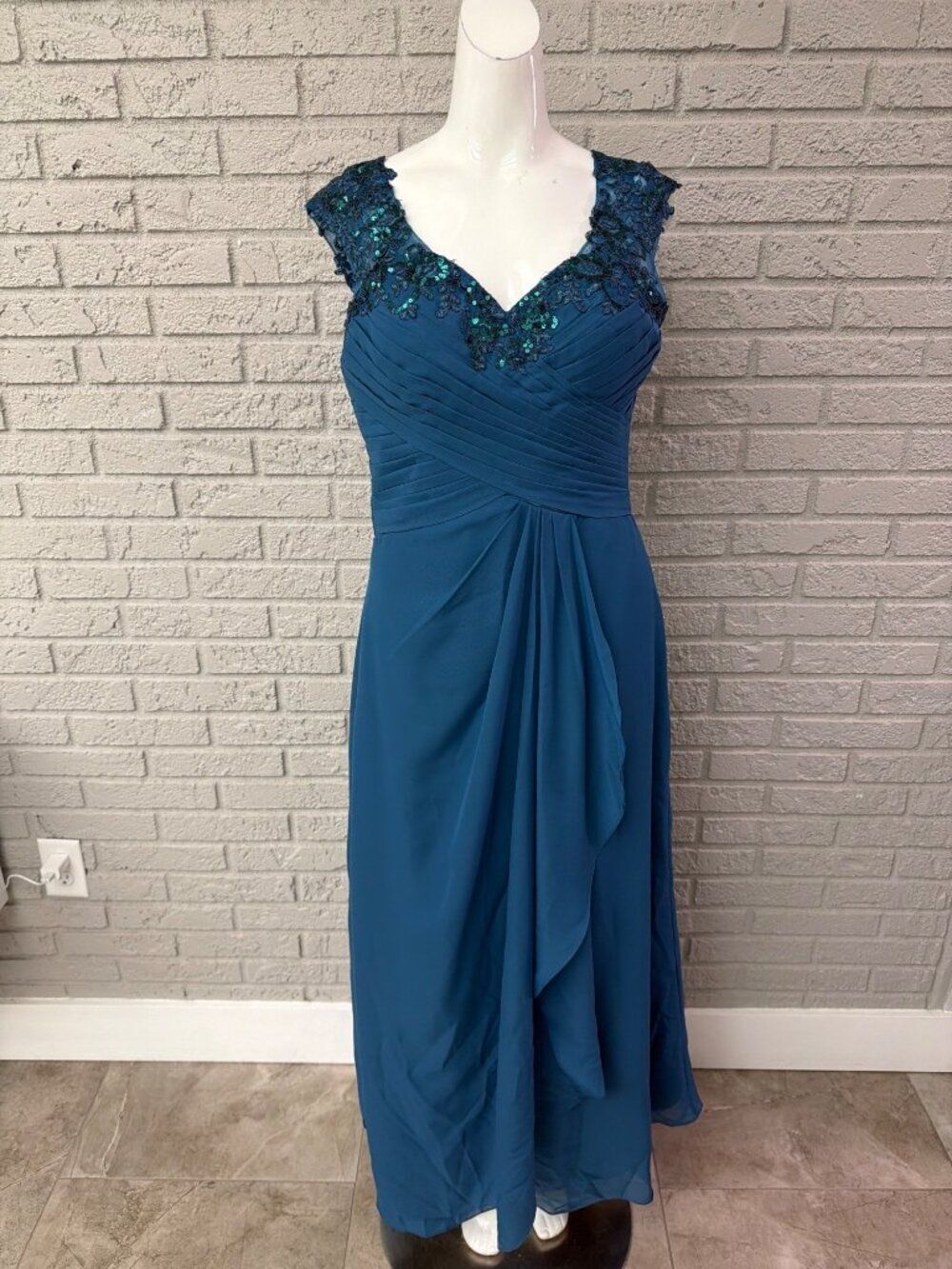 V-Neck Sequined Long Chiffon Formal Gown With Pleated Detail Dress Size 8